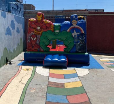 Bina festas, aluguel de brinquedos infláveis, Pula-Pula Liga da Justiça.