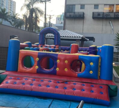 Bina festas, aluguel de brinquedos infláveis,corrida de obstáculos grande